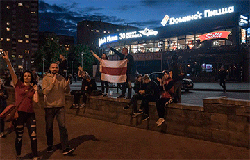 Minskers Standing With White-Red-White Flag Near ‘Riga’ Mall