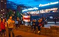 Возле ТЦ «Рига» минчане стоят с бело-красно-белым флагом