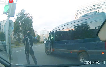 Law Enforcement Officers With Guns Stopped Tut.by Journalists In Minsk