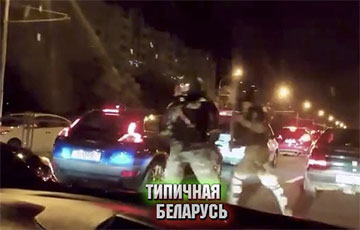 Video Fact: OMON Breaks Windows in Minsk Residents' Cars With Sticks