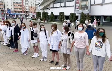 250 Belarusian Women Stood in a Human Chain on Kamarouka, Protesting Against the Violence of the Security Forces