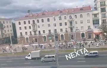 Women Protesters in Minsk Marched Along Independence Avenue