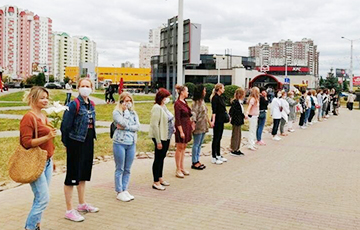 На главных улицах Минска люди встали в живые цепи