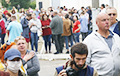 «Держитесь!»: сотни родственников задержанных устроили акцию солидарности на Окрестина
