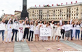 На акции солидарности на площади Победы поют «Калыханку»