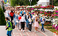 В Гомеле на улицы вышли сотни женщин с цветами