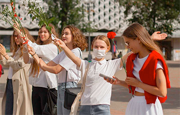 В Барановичах парень сделал предложение девушке прямо на акции солидарности