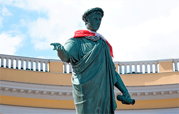 «Братья-белорусы, Одесса с вами»: памятник Дюку украсили бело-красным флагом