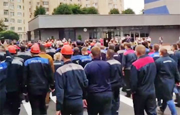 Рабочие БелАЗа потребовали убрать из города ОМОН и отдать им для митинга стадион