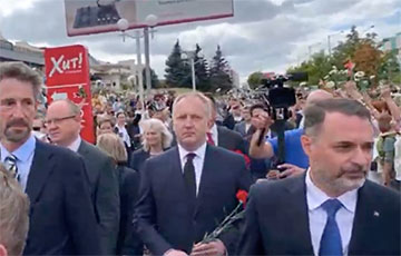 Послы разных стран возложили цветы к месту гибели демонстранта в Минске