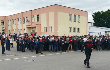 MAZ Workers on Strike Are Chanting: “Elections! Elections!"