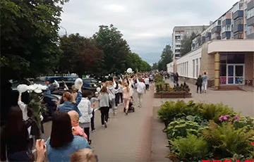 Сотні дзяўчат і жанчын выйшлі на мірную акцыю ў Наваполацку