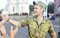 В Сморгони солдат вышел к протестующим с цветами