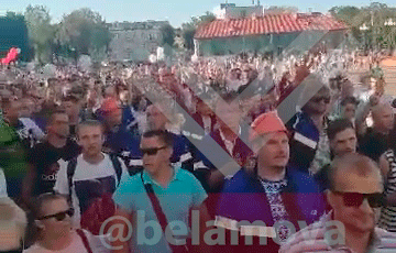 В Гродно люди собрались возле облисполкома и скандируют «Уходи!»