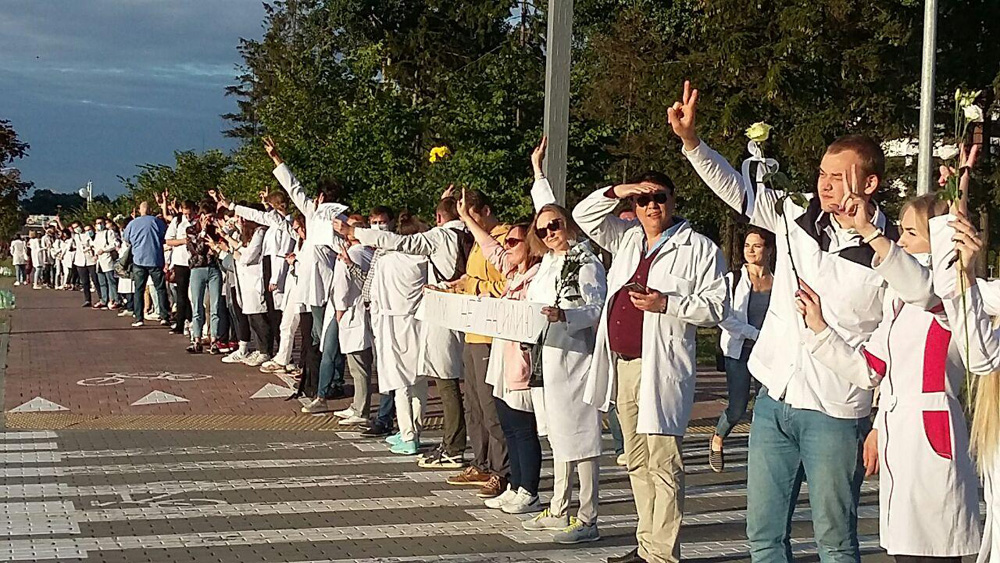 «Мы за перемены, за правду»: более 700 медиков вышли на акцию в Минске ...