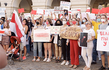 Сотни человек вышли на акцию солидарности с белорусским народом во Львове