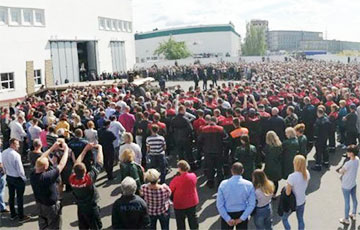 Возле «Минского завода колесных тягачей» собрались сотни рабочих