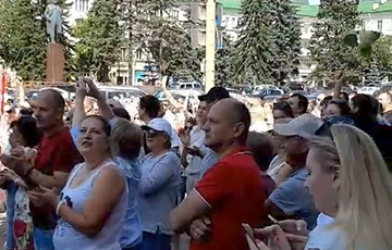 В Барановичах демонстранты вызывают лукашенковского назначенца на разговор