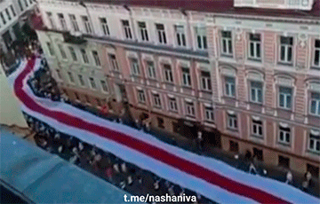 По улицам Гродно пронесли огромный бело-красно-белый флаг