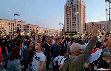 Thousands Of Belarusians Lit Flash-Lights Opposite Government House