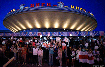 В Гомеле тысячи мирных горожан собрались у цирка и скандируют «Уходи!»