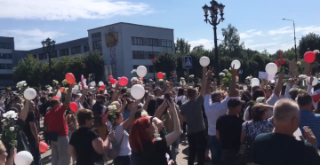 В Борисове сотни людей собрались у здания райисполкома