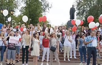 Жители Дзержинска  вышли к зданию райисполкома