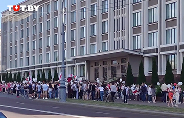 В Гомеле белорусы вышли под здание облисполкома