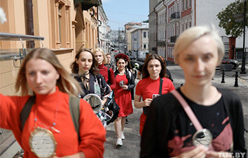 Через центр Минска на «Пушкинскую» прошли девушки в красно-черном и с зеркалами в руках