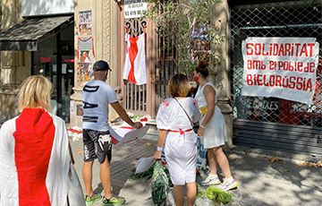 Под консульством Беларуси в Барселоне прошел митинг