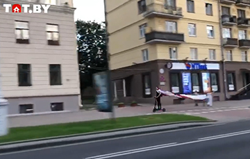 В Минске супергерой Бэтмен мчится на самокате с национальным флагом