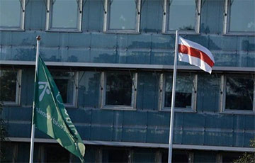 Над посольством Беларуси в Швеции подняли бело-красно-белый флаг