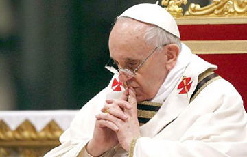 Папа Рымскі ўпершыню за доўгі час паціснуў рукі ўсім прысутным у храме