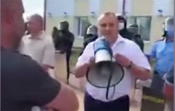 В Речице «мэр» вышел на площадь к народу, а через несколько минут сбежал
