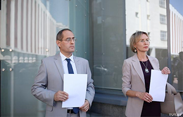 Два сотрудника МИД вышли на пикет на ступеньки ведомства