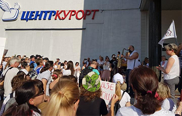Медики пришли протестовать под здание Минздрава