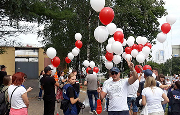 Видеофакт: Белорусы возле Володарки поздравляют Сергея Тихановского с днем рождения
