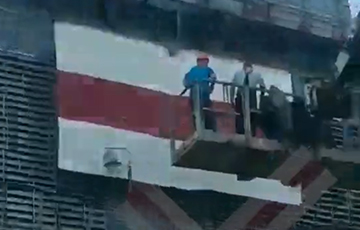 Рабочие вывесили бело-красно-белый флаг на Мозырском НПЗ