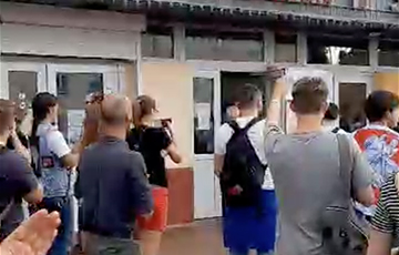 Рабочие Гомсельмаша вышли под аплодисменты