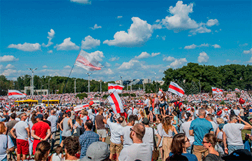 Сотні тысяч беларусаў стаяць пад вокнамі палаца Лукашэнкі