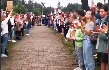 Люди вернулись на проходную МТЗ и продолжают поддержку бастующих работников