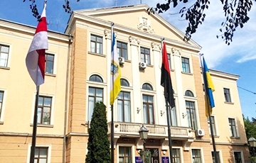 10 украінскіх гарадоў вывесілі бел-чырвона-белыя сцягі як афіцыйныя ля будынкаў гарадcкіх рад