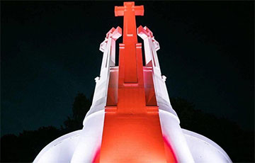 В Вильнюсе Гора Трех Крестов стала бело-красно-белой