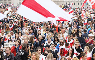 Belarusians on Independence Avenue Honored Heroes With a Minute of Silence