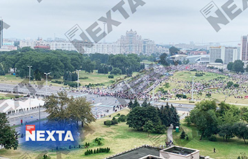 Голова колонны уже подошла к гостинице «Планета»