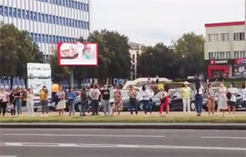 В Бресте девушки выстроились в цепь солидарности