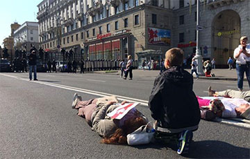 На проспекте Независимости женщины легли на дорогу