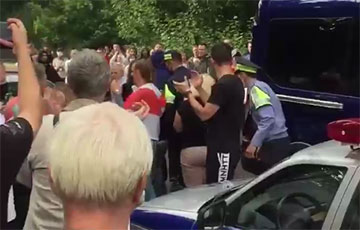 В Витебске протестующие отбили у ГАИ сигналящего таксиста