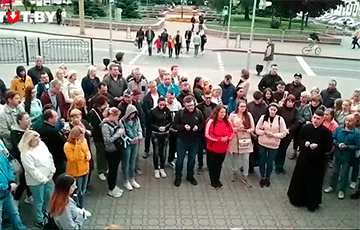 В Гродно у Фарного костела собралось около 100 человек