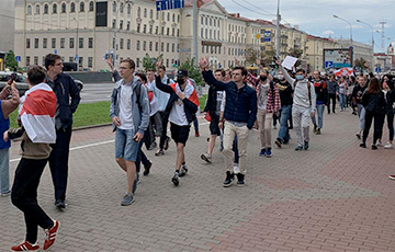 Колонна студентов идет в центр Минска